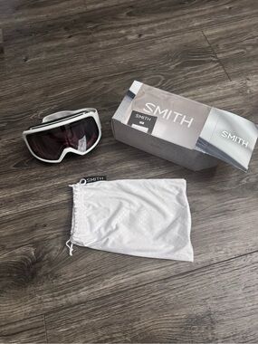 SMITH White Snow Goggles with Purple Lens and White Pouch